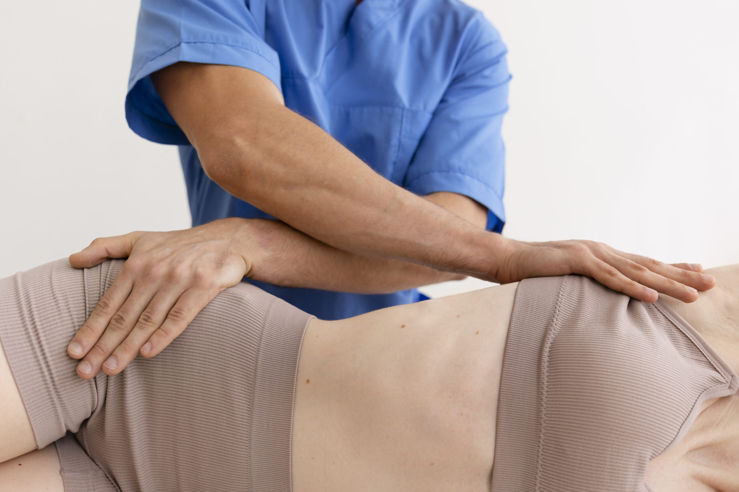 pielegniarka-z-pacjentem-podczas-sesji-osteopatii (1)